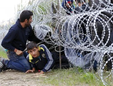 Πάτρα: Μετανάστες προσπαθούν να μπουν παράνομα σε πλοία για να διαφύγουν (βίντεο)